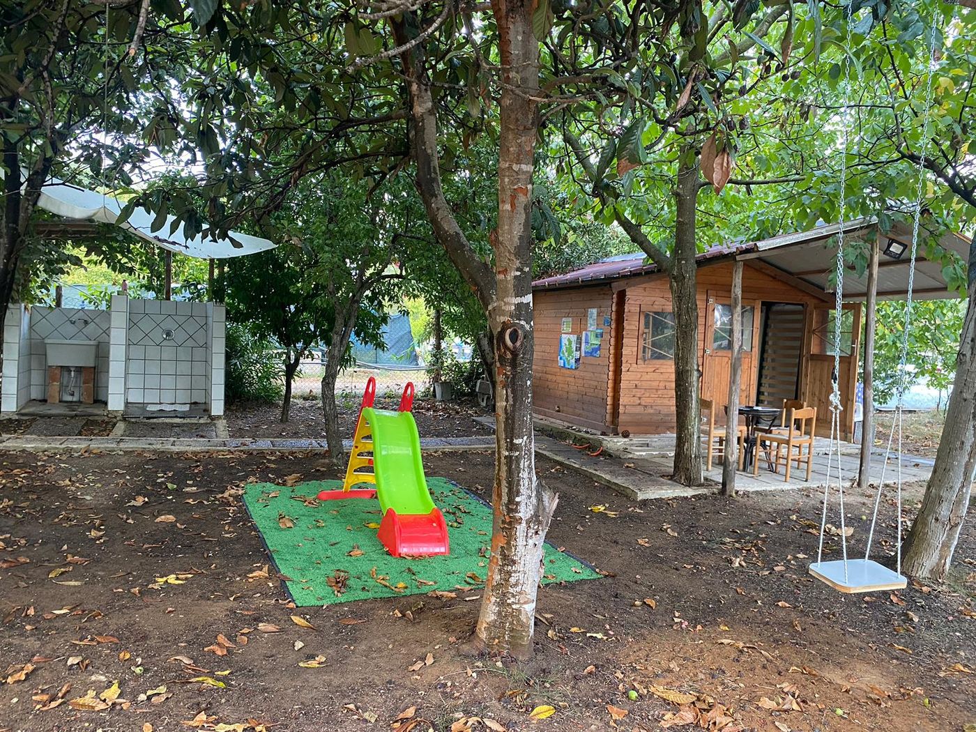 Giardino con area giochi